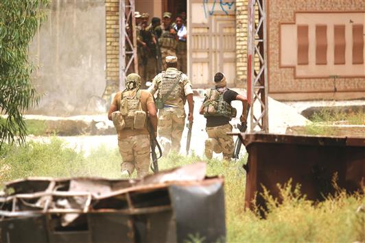 جنود عراقيون خلال الاشتباك مع عناصر تنظيم «داعش» في الفلوجة امس (ا ف ب)