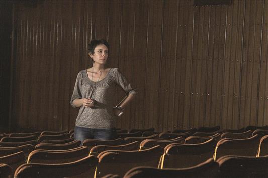 المخرجة آنا عكاش في مسرح القباني بدمشق