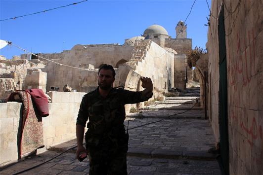 جندي سوري داخل القلعة الأثرية في حلب أمس الأول (أ ف ب)