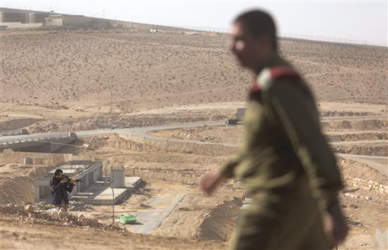 جنديان اسرائيليان في قاعدة عسكرية جديدة في منطقة بئر السبع في النقب امس (ا ب ا)