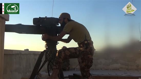 مسلح من فصيل "فاستقم" يطلق صاروخ "تاو" على جنود سوريين متمركزين في منطقة سيطرة الجيش السوري في حلب، بحيب فيديو حمل على "يوتيوب" (أ ف ب)