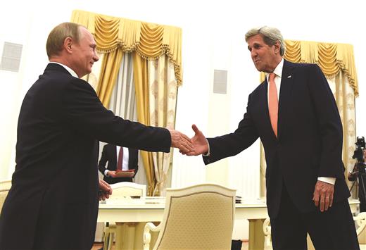 بوتين خلال استقباله كيري في الكرملين أمس (أ ف ب)