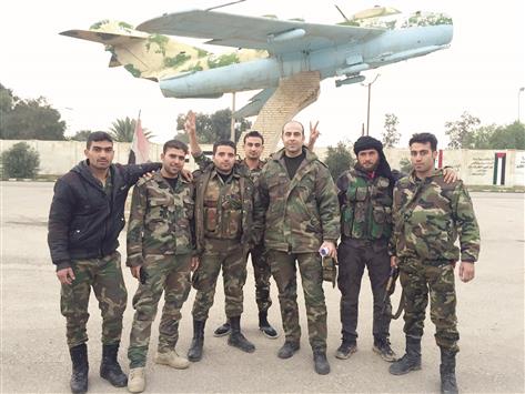 جنود سوريون داخل مطار دير الزور العسكري امس (ا ف ب)