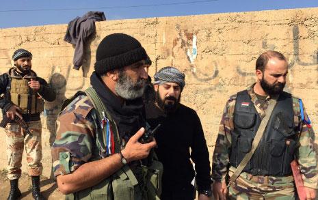 العميد في الجيش السوري عصام زهر الدين في مطار دير الزور قبل يومين (أ ف ب) 