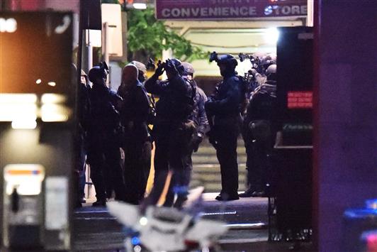 عناصر من القوات الأسترالية الخاصة يتجمعون فيما تداهم الشرطة المقهى حيث يحتجز مسلح الرهائن في سيدني ( أ ب أ)