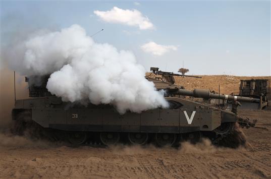 دبابة إسرائيلية خلال تدريبات عسكرية في الجزء الشمالي من هضبة الجولان المحتلة الثلاثاء الماضي (أ ف ب)