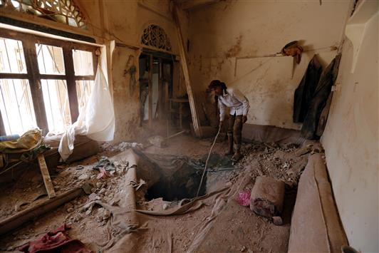يمني يتفقّد منزلاً مدمّراً بعد استهدافه بغارة لـ "التحالف السعودي" في صنعاء القديمة، أمس الأول. (ا ب ا)