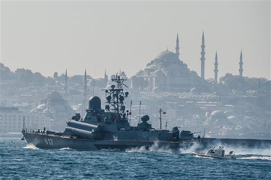 السفينة الروسية "ميراج" تعبر مضيق البوسفور في إسطنبول أمس (أ ف ب)