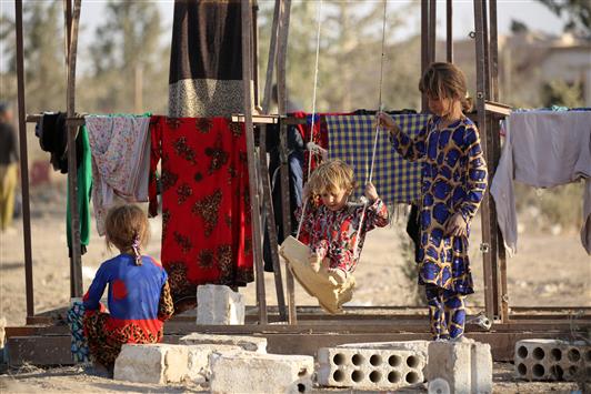 اطفال يلعبون داخل مخيم للاجئين العراقيين الهاربين من معركة الموصل في بلدة الهول في محافظة الحسكة السورية أمس (أ ف ب)