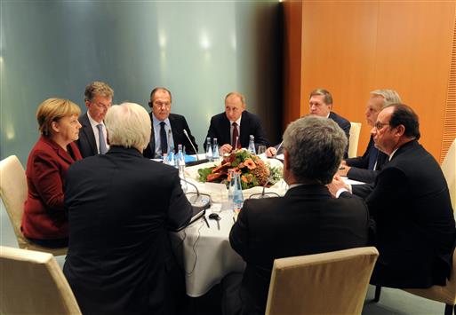 بوتين ولافروف خلال القمة التي ضمتهما إلى ميركل وهولاند في برلين لبحث الأزمة الإنسانية في سوريا (أ ب أ)