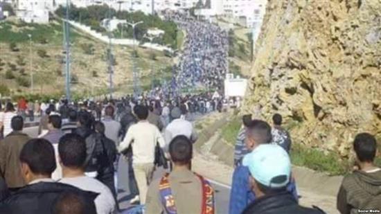 تظاهرات في الحسيمة المغربية احتجاجاً على مقتل بائع السمك محسن فكري (عن الإنترنت)
