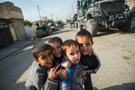 اطفال عراقيون يلهون في شوارع حي كركوكلي في الموصل أمس (أ ف ب)