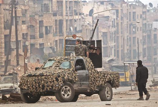 مقاتلون من «الجيش الحر» يطلقون نيران مضاد للطائرات في حي المشهد جنوب شرق حلب أمس (أ ف ب)