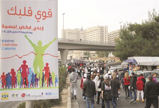 سوريون يشاركون في ماراتون لدعم الاطفال المصابين بالسرطان في دمشق (ا ب ا)