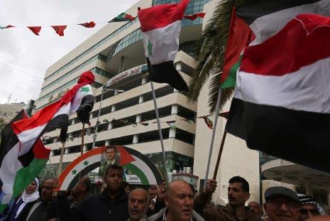 فلسطينيّون يتظاهرون في مدينة نابلس ضد العدوان الأميركي الأخير على سوريا (أ ف ب) 