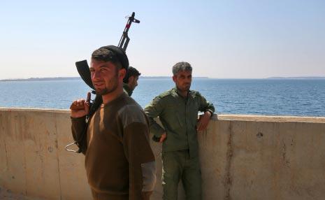 رأت مصادر ميدانية أن «داعش» يحاول كسب الوقت لاستكمال تحصيناته في مدينة الرقة (أ ف ب) 