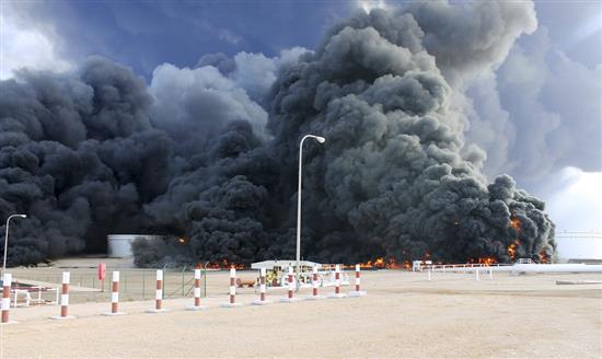 اشتعال النيران في خزانات الوقود في مرفأ السدرة النفطي (رويترز)