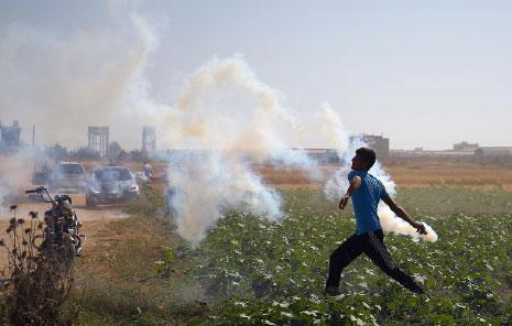 اندلعت المواجهات في غزّة بعد دعوة فصائل المقاومة للتوجه إلى الحدود (أ ف ب) 