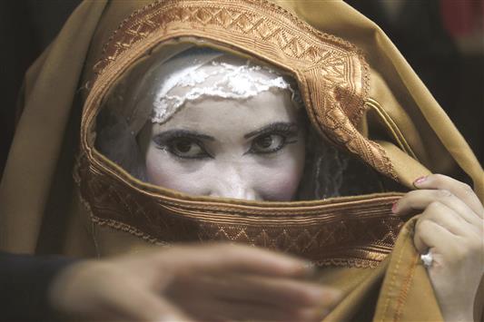 عروس فلسطينيّة في غزّة بعد حرب الصيف الماضي (سعيد خطيب ــ مجموعة «فرانس برس» لأفضل صور 2014)