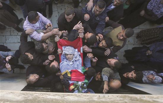 فلسطينيون يشيعون الشهيد إمام دويكات في الضفة الغربية أمس (رويترز)