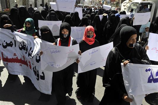 من تظاهرة ضد سيطرة الحوثيين على أجزاء من اليمن في صنعاء اليوم (أ ب أ)
