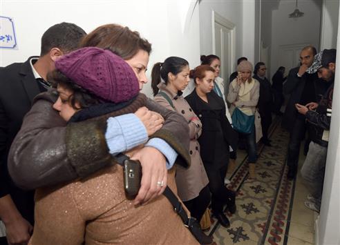 أهالي الصحافيين التونسيين يتقبلون التعازي بعد نبأ إعدامهما (أ ف ب