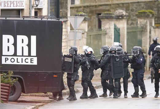 عناصر من القوات الخاصة الفرنسية خلال مداهمة منزل في لون بون شمال شرق باريس أمس (رويترز)