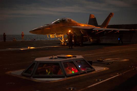 مقاتلة أميركية من طراز "اف ايه 18" على متن حاملة طائرات أميركية تشترك في الغارات على "داعش" في العراق، أمس الأول. (أ ف ب)