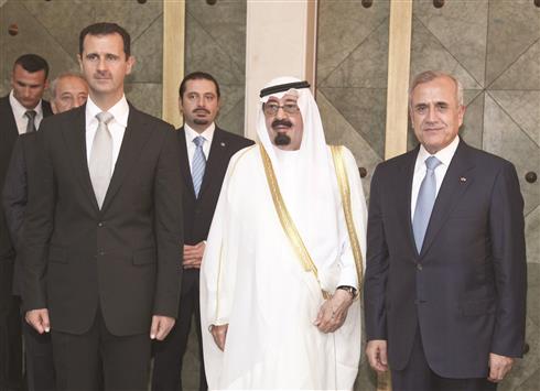 الملك الراحل عبد الله يتوسط الرئيس اللبناني السابق ميشال سليمان والاسد في قصر بعبدا في 30 تموز العام 2010 (ا ف ب)