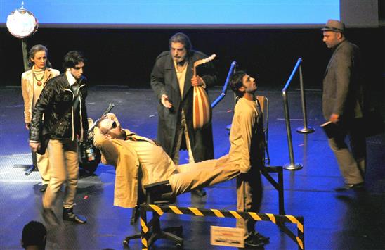 من مسرحية «موقف باص» في مسرح الأوبرا السورية