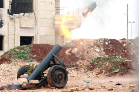 من قصف «الجبهة الشامية» لبلدة رتيان في ريف حلب بمدفع «جهنم» (الأناضول) 