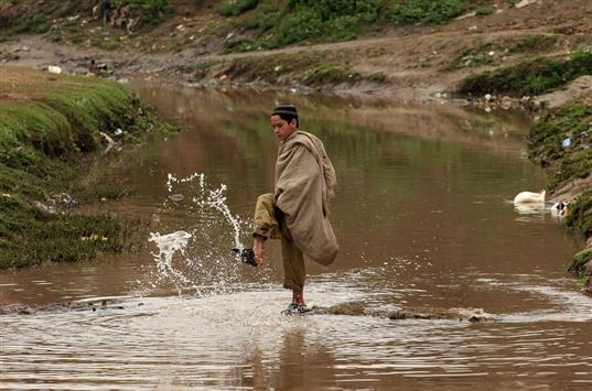 فتى باكستاني يلعب في مياه نهر ملوثة في خراج إسلام آباد (رويترز)