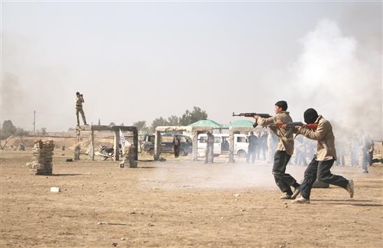 مراهقون يتدربون على السلاح في غوطة دمشق (ا ف ب)