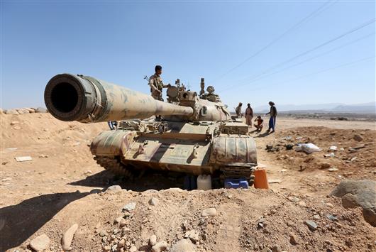  مسلحون موالون لـ "التحالف" على متن دبابة في مأرب، وسط اليمن