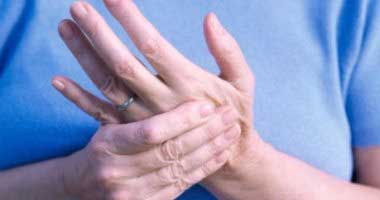 أستاذ مخ وأعصاب يكشف سبب الإصابة بتنميل اليدين والأطراف