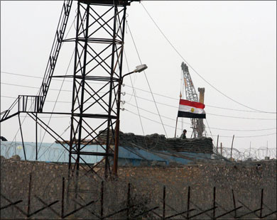 آلية حفر عملاقة على الجانب المصري من الحدود مع غزة.