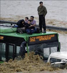 أتراك يجلسون على حافلة للركاب محاصرة بالمياه في اسطنبول أمس