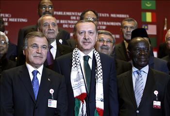 أردوغان، وخلفه بري، خلال اجتماع قادة برلمانات إسلامية في اسطنبول أمس.