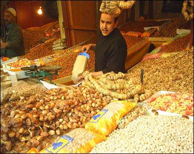 أسواق المغرب تعج بالفواكه المجففة لمناسبة عاشوراء