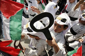 أطفال فلسطينيون يحملون مفاتيح رمزية خلال احتفال لإحياء الذكرى الثانية والستين للنكبة في مدينة غزة أمس.