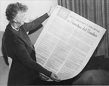 إيلينور روزفلت تمسك نسخة بالإسبانية لـ»الإعلان العالمي لحقوق الإنسان«.