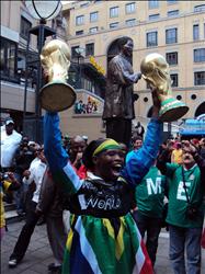 احتفال شعبي قرب تمثال مانديلا في جوهانسبورغ
