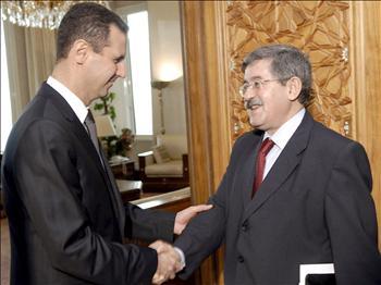الأسد خلال لقائه أويحيى في دمشق أمس