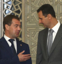 الأسد ومدفيديف قبيل مؤتمرهما الصحافي المشترك في دمشق أمس.