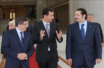 الأسد يتوسط الحريري وداود أوغلو في دمشق أمس