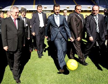 الأسد يركل الكرة خلال زيارته الى ملعب فريق فنربخشة في اسطنبول أمس
