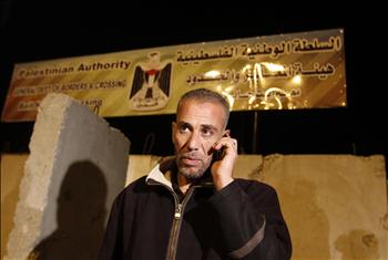 الأسير المحرر أحمد الصباح أمام معبر بيت حانون شمالي قطاع غزة بعد ترحيله من الضفة أمس