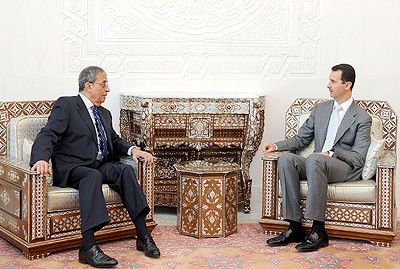 الرئيس الأسد خلال لقائه مع الأمين العام للجامعة العربية عمرو موسى.