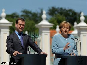الرئيس الروسي والمستشارة الألمانية خلال المؤتمر الصحفي المشترك السبت