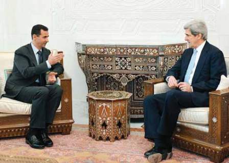 الرئيس بشار الأسد والسيناتور الأميركي جون كيري خلال لقائهما في دمشق ( ٢١ فبراير ٢٠٠٩).